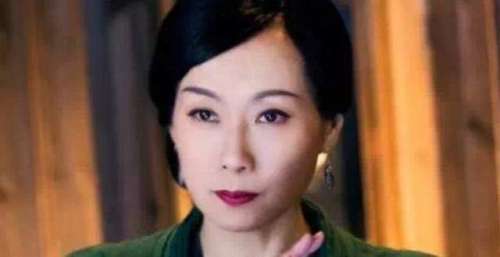 58岁叶童在街边吃饭被偶遇，瘦成皮包骨，坚持33年的婚姻令人唏嘘