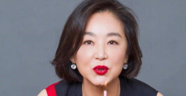 67岁林青霞晒美照庆生！短发红唇气质优雅，三颗鸽子蛋彰显贵气