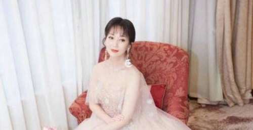 赵雅芝穿粉色纱裙亮相状态超好 气质高雅明艳动人