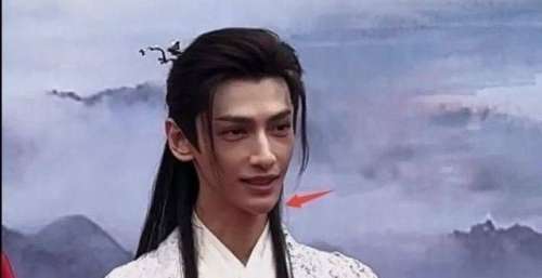 《长月烬明》开机路透？罗云熙颜值再惹争议，增高鞋暴真实身高