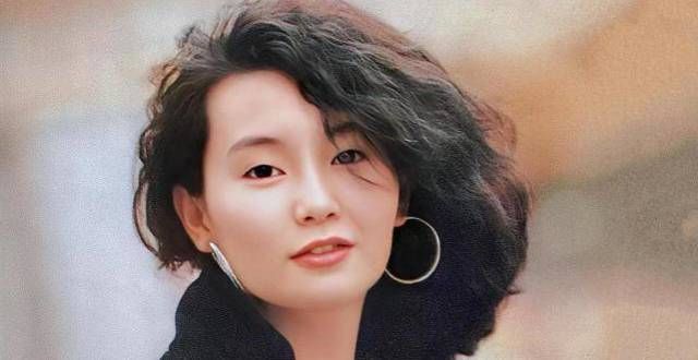 57岁张曼玉瘦了也好看，穿素衣低调玩耍，满面笑容依旧优雅从容