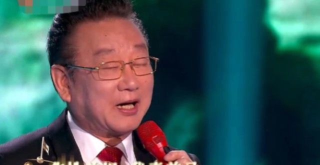 蒋大为阎维文同框表演，后台热聊感情好，头发稀疏微微驼背
