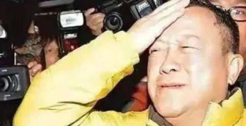 曾志伟被杨受成暴打，邓光荣怒斥“活该”，两人究竟有何恩怨？