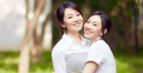 闫妮：离婚后潇洒人间，三度爱上小鲜肉，现和女儿相依为命