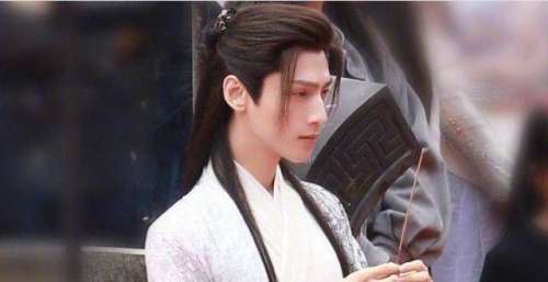 《长月烬明》开机路透？罗云熙颜值再惹争议，增高鞋暴真实身高