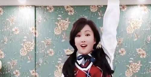 51岁古装美人梁小冰社交网跳热舞，一身少女装扮，却自嘲萝卜腿