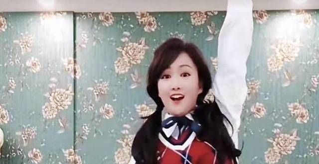 51岁古装美人梁小冰社交网跳热舞，一身少女装扮，却自嘲萝卜腿