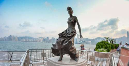 梅艳芳，一个影射香港电影沉浮的女人，留下了哪些经典电影瞬间？