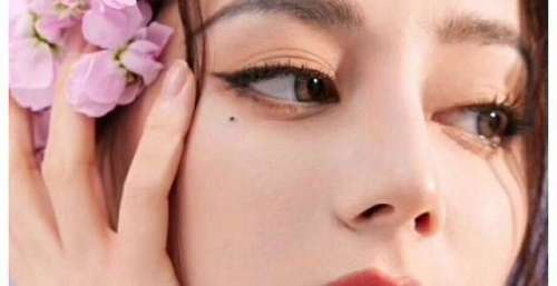 迪丽热巴花色裹高开叉长裙出席品牌直播活动