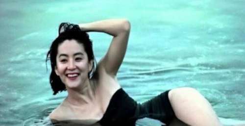 25张罕见照：给刘亦菲打伞的杨幂，吸烟的曹操，泳池里的邓丽君