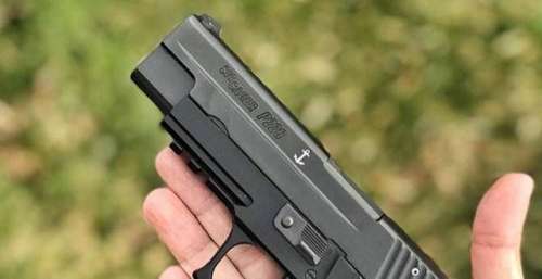 盘点电影中那些暴力与男性权力的代表性道具，007的经典配