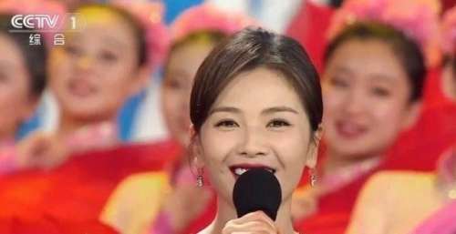 放着自家女主持不用，湖南卫视为何偏爱43岁台风辣眼的刘涛？
