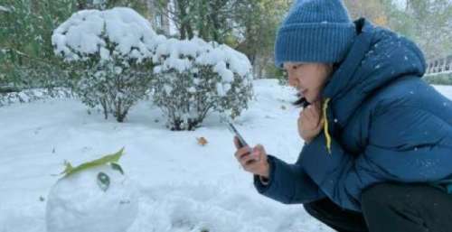 白百合陪儿子玩雪晒照 母子俩开心堆雪人打雪仗