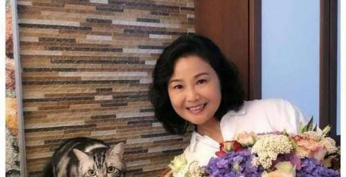 阿Sa妈妈照片曝光，跟女儿一样是娃娃脸，比同龄人至少年轻二十岁