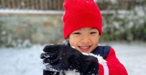 刘璇晒6岁儿子雪地玩耍照 手拿雪球嘟嘴卖萌五似妈妈