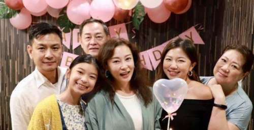 TVB女艺人生日获一家人齐聚庆祝 妹妹杨怡带宝贝女儿开心出镜