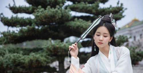 陈都灵新剧《长月烬明》造型美若天仙 饰演“伪白莲花”反差感十足！