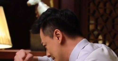 41岁林峯现场演技炸裂，发飙吓哭剧组人员，手还被玻璃划伤流血