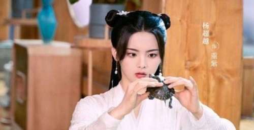 杨超越新剧疑似抄袭《花千骨》？女主造型雷同，背景服装都相似