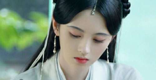 鞠婧祎《嘉南传》再翻车？耳朵后长出“秃斑”，人设立不住了