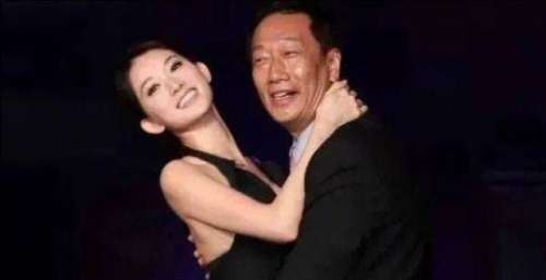 47岁百亿豪门阔太生日捐出300万，还带俩女儿做义工