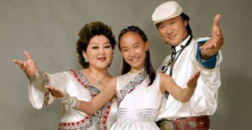 吉祥三宝近况曝光，乌日娜提及亡夫几度哽咽，“女儿”已成家当妈