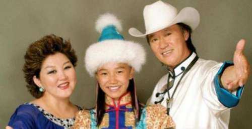 吉祥三宝现状：爸爸去世三年，妈妈隐退，“女儿”英格玛已成家