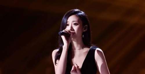 好声音冠军晒珍藏“梅姐”CD竟是？杨千嬅一秒识破当场变脸