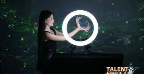 首播拿下热播榜第一，有人让邓紫棋落泪，有人让孟非爆出金句