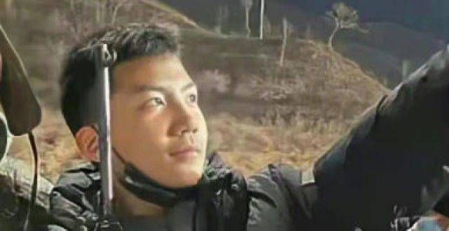 再次被胡军儿子给帅到了，素颜现身剧组探班父亲，眉清目秀很阳刚