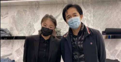 56岁刘嘉玲晒跑步照，梁朝伟独自逛奢侈品店，疑似随老婆定居上海