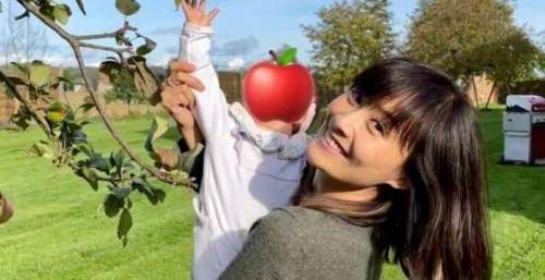 陈法拉带女儿在街上闲逛 坐在婴儿车上的女儿伸出小手拉着妈妈