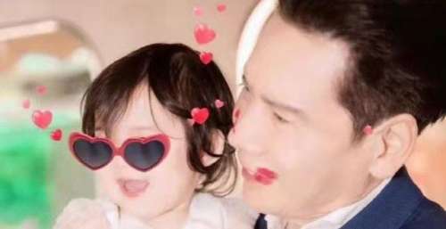 郭碧婷生下第一个女孩，向华强把孙女抱在怀里，步伐都是小心翼翼的