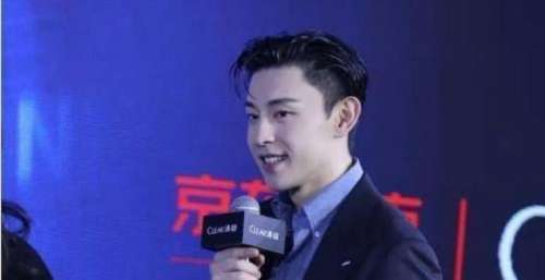 出席活动现场，梳背头帅气亮相，欢呼声前所未有的达到巅峰
