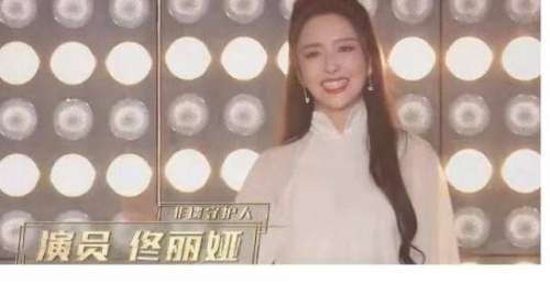 《快乐大本营》停播1月，何炅辛苦跑话剧，丁程鑫再登央视受认可