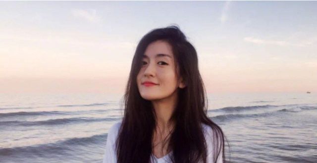 谢娜罕秀厨艺，宅家为女儿们做肉末炖土豆，不忘臭美自拍心情