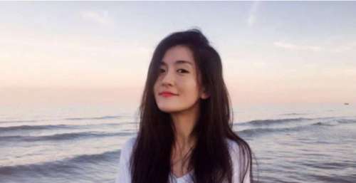 谢娜罕秀厨艺，宅家为女儿们做肉末炖土豆，不忘臭美自拍心情