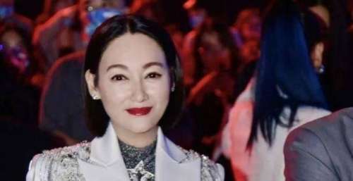 61岁惠英红现身《大湾仔之夜》，14年后与陈小春再续母子缘