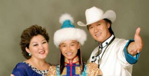 15年后的“吉祥三宝”，一人离世，一人孤独坚守，小女孩已嫁入