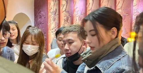 张柏芝给粉丝耐心签名，被偷下了侧脸生图，没想到会如此漂亮