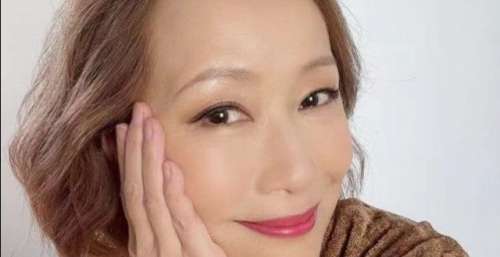 58岁叶童与好友庆入行39年！鱼尾纹金发瞩目，两人吃鱼翅搂肩甜笑