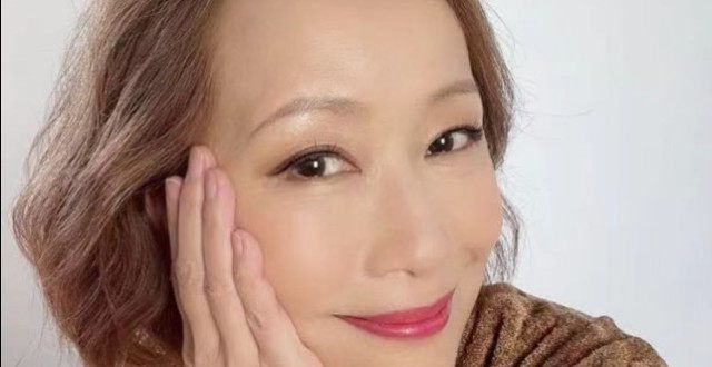 58岁叶童与好友庆入行39年！鱼尾纹金发瞩目，两人吃鱼翅搂肩甜笑