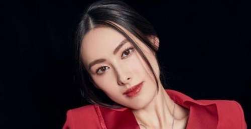 “豪门”的生活能有多快乐？梁洛施素颜出镜也不怕，美丽依旧