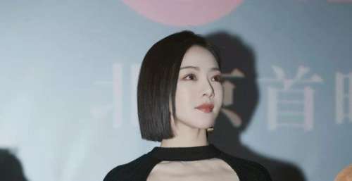 电影《扬名立万》今日上映 邓家佳短发造型亮相首映礼