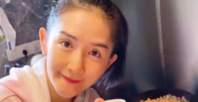谢娜罕见分享近况，亲自下厨为女儿做饭，素颜出镜状态好！