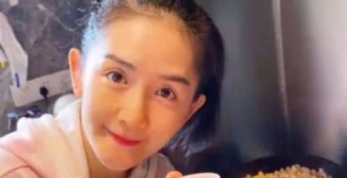 谢娜罕见分享近况，亲自下厨为女儿做饭，素颜出镜状态好！