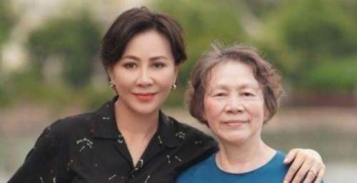 刘嘉玲在上海为母亲庆生，梁朝伟搂着岳母出镜，全家人开心合影