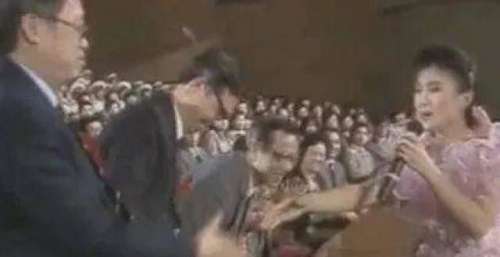 90年代当红歌手，多次登上，为家庭淡出荧屏，女儿漂亮有才
