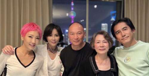 刘嘉玲为76岁母亲庆生，左拥右抱，网友：梁朝伟老了像齐秦