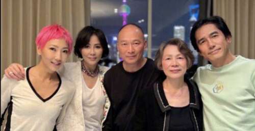 刘嘉玲晒全家福为妈妈弟弟庆生，梁朝伟和丈母娘罕见同框关系融洽